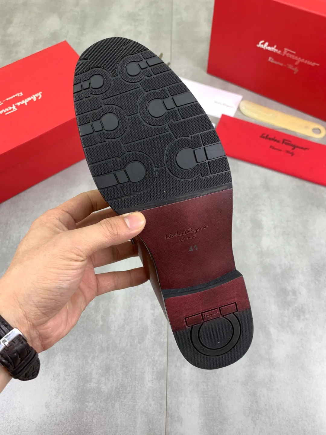 Men's Men's Shoes 💰P562💰[New Style] Water-dyed Niuli 🆘[Salvatore Ferragamo] Ferragamo's latest casual business leather shoes for men! Listed simultaneously! The fabric is made of specially imported original pebbled calfskin, and the lining is made of imported water-dyed cowhide. It is absolutely luxurious and leads the fashion trend. Matching code: 38-44 (45 and 46 can be customized) Black, brown and burgundy colors available